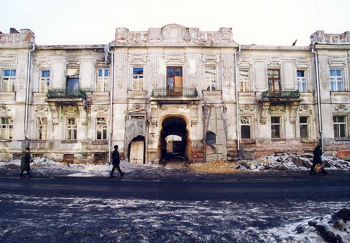 Здание на улице Чехова в Иркутске до реставрации. Фото из личного архива Аллы Мироненко Здание на улице Чехова в Иркутске до реставрации. Фото из личного архива Аллы Мироненко