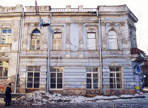 Здание на улице Чехова в Иркутске до реставрации. Фото из личного архива Аллы Мироненко Здание на улице Чехова в Иркутске до реставрации. Фото из личного архива Аллы Мироненко