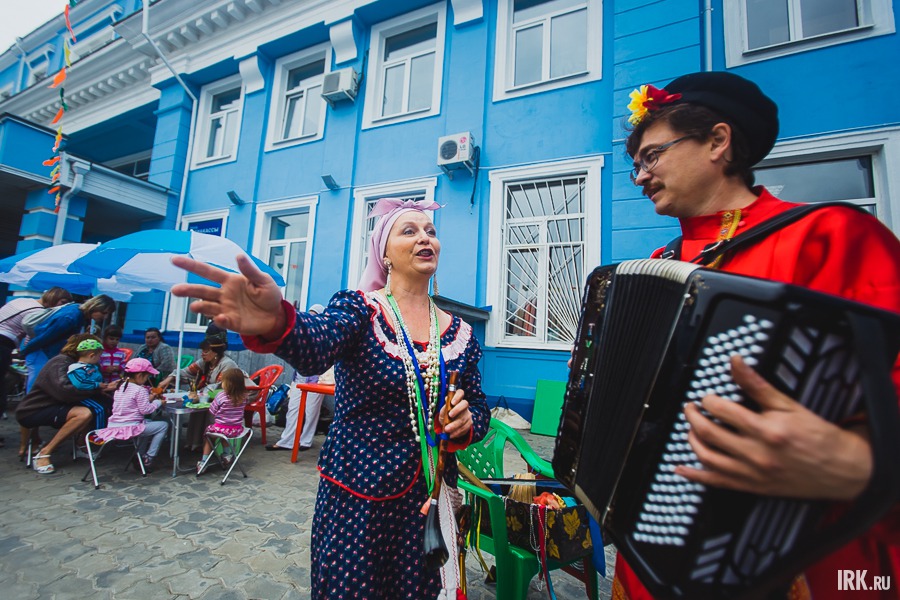 Перед зданием аэропорта выступали народные коллективы и была организована игровая прощадка для детей