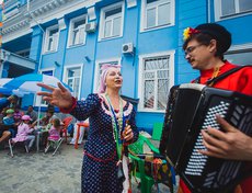 Перед зданием аэропорта выступали народные коллективы и была организована игровая прощадка для детей