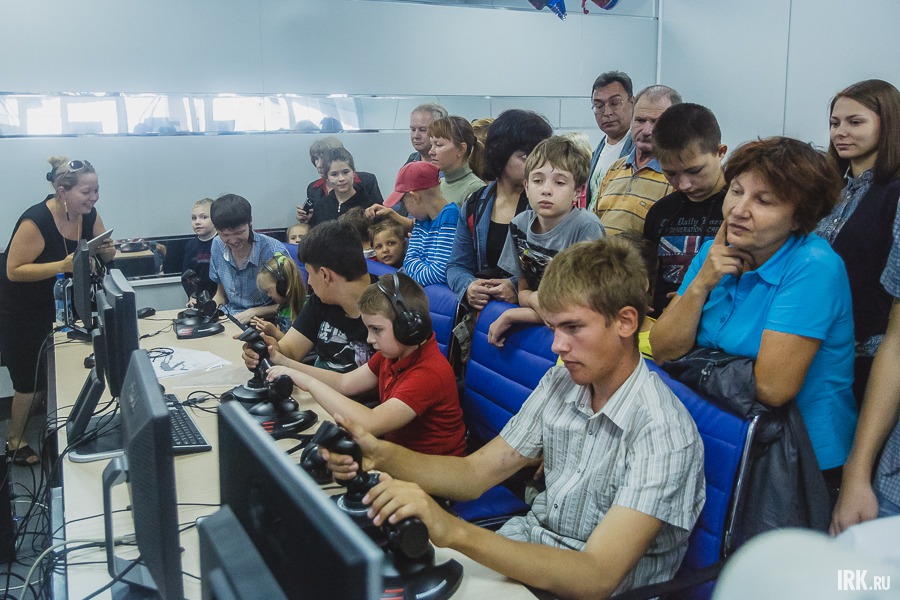 На втором этаже терминала внутренних авиалиний работали тренажеры-симуляторы полетов в воздушных судах