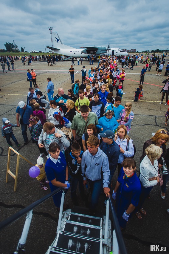 Перед воздушными судами выстроились длинные очереди. Порой для того чтобы попасть в кабину или салон, нужно было ждать больше часа
