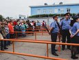 Несмотря на то что выход на перрон аэропорта открывали в 10:00, желающие посмотреть на самолеты вблизи пришли намного раньше