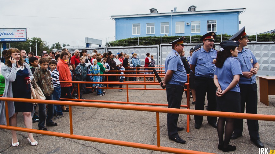 Несмотря на то что выход на перрон аэропорта открывали в 10:00, желающие посмотреть на самолеты вблизи пришли намного раньше