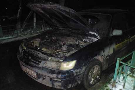 Сгоревший автомобиль такси. Фото ГУ МЧС по Иркутской области