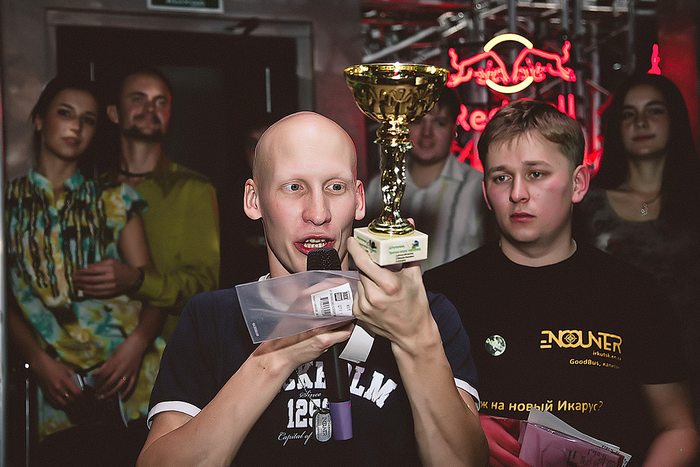 Авторы турнира по играм «Точки» Дмитрий GoodBus Кузьмин и Вячеслав samamsam Михайлов вручают кубок победителям – команде «Kenny will survive»