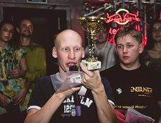 Авторы турнира по играм «Точки» Дмитрий GoodBus Кузьмин и Вячеслав samamsam Михайлов вручают кубок победителям – команде «Kenny will survive»