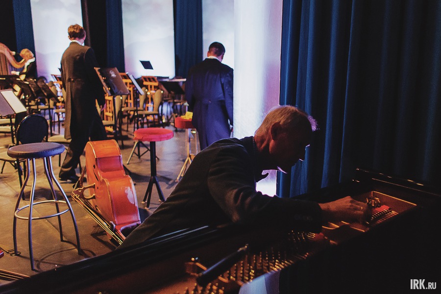 Настройка рояля перед вторым отделением