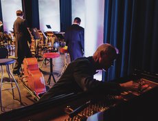 Настройка рояля перед вторым отделением