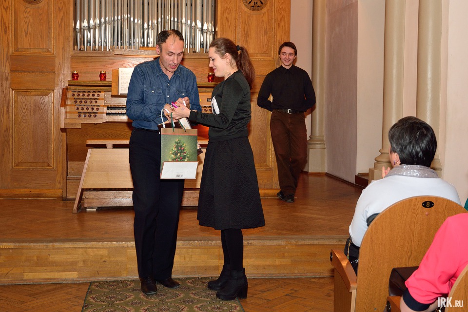 В завершение вечера состоялся розыгрыш подарков среди зрителей.