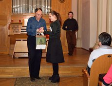 В завершение вечера состоялся розыгрыш подарков среди зрителей.