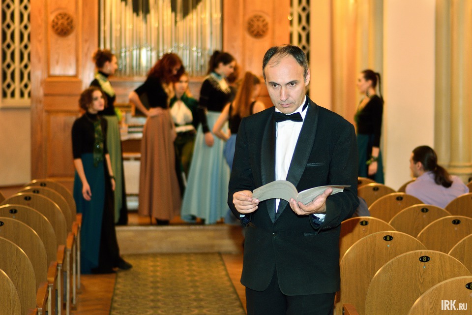 Дечебал Григоруцэ готовится к выступлению.