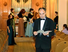 Дечебал Григоруцэ готовится к выступлению.