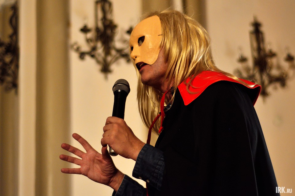 Музыкант предстал перед зрителями в образе призрака оперы.