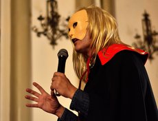 Музыкант предстал перед зрителями в образе призрака оперы.