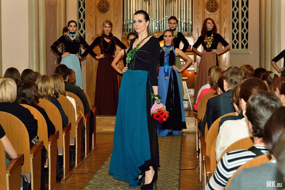 Открыли вечер модным дефиле девушки из немодельного агентства «НЭТ».