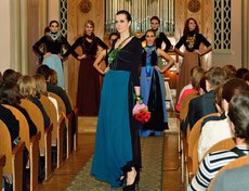 Открыли вечер модным дефиле девушки из немодельного агентства «НЭТ».