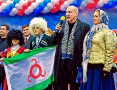 Губернатор Дмитрий Мезенцев на площади у ДС «Труд», 7 ноября