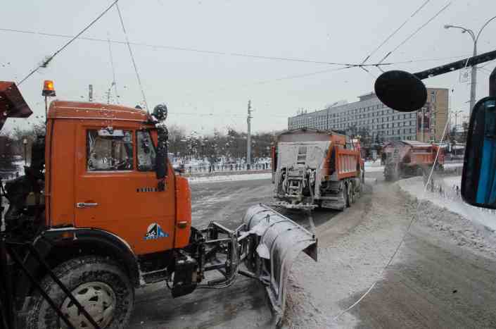 Уборка снега. Фото ИА «Иркутск онлайн»