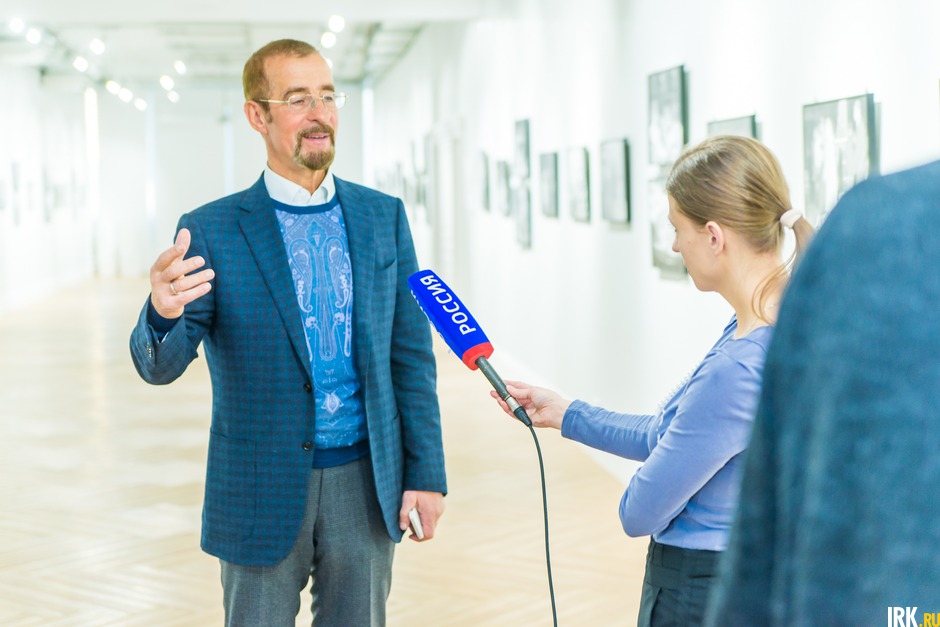 Виктор Бронштейн, член Союза писателей и Союза художников России, почётный профессор Иркутского государственного университета, почётный меценат и почётный гражданин города Иркутска, основатель «Галереи Виктора Бронштейна»