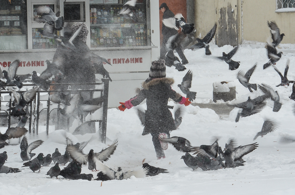 А дети радуются любой погоде, у них ведь сейчас каникулы.