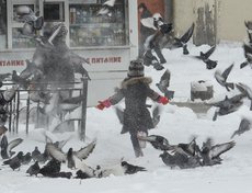 А дети радуются любой погоде, у них ведь сейчас каникулы.