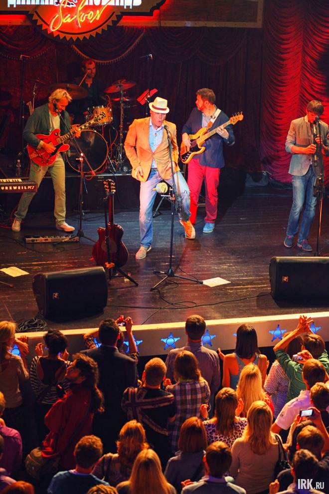 Песню «Бэтмен» Алексей Кортнев исполнил в шляпе, которую ему подарил один из зрителей прямо во время концерта