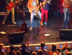 Песню «Бэтмен» Алексей Кортнев исполнил в шляпе, которую ему подарил один из зрителей прямо во время концерта