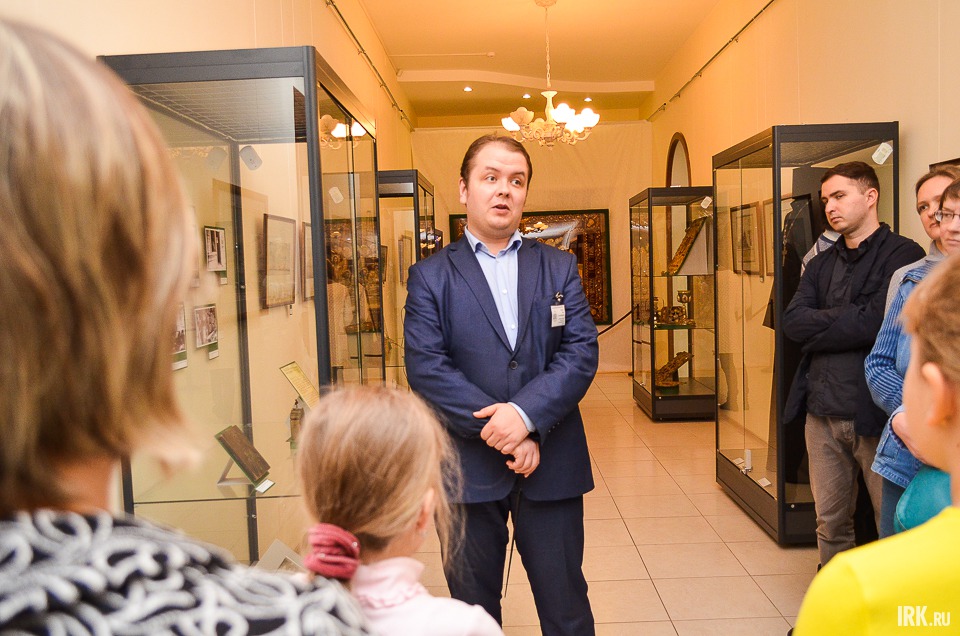 После мастер-класса желающие приняли участие в экскурсии по залам отдела.