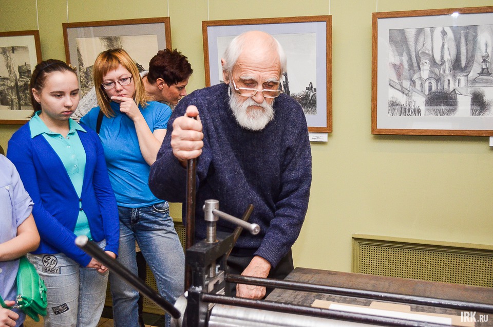 Станок весом более 200 килограммов был изготовлен по авторским чертежам Александра Шипицына в лаборатории экспериментальной физики ИГУ.