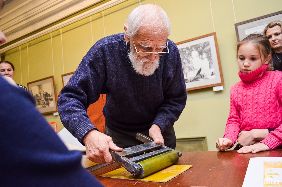 Все желающие вместе с художником Александром Шипициным приняли участие в изготовлении оттисков с печатной формы.