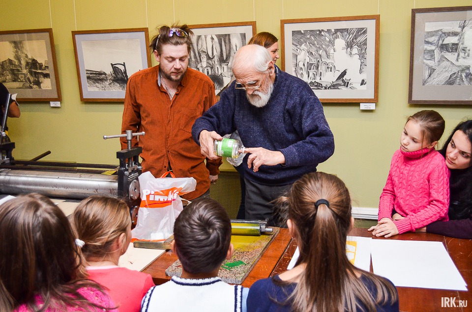 В Галерее сибирского искусства Иркутского областного художественного музея вечер был посвящен графике. Гостям показали, как создаются графические оттиски.