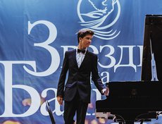 Пианист Владимир Петров