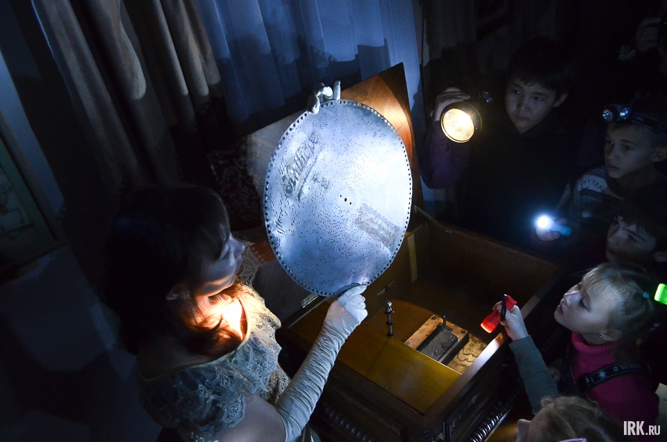 В полумраке старинного дома гости узнали много интересных историй о семье Владимира Платоновича Сукачева.