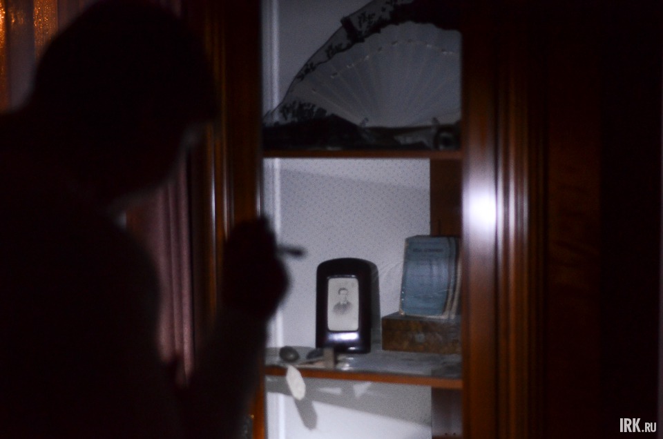 В это время в усадьбе Сукачева проходила экскурсия с фонариками.