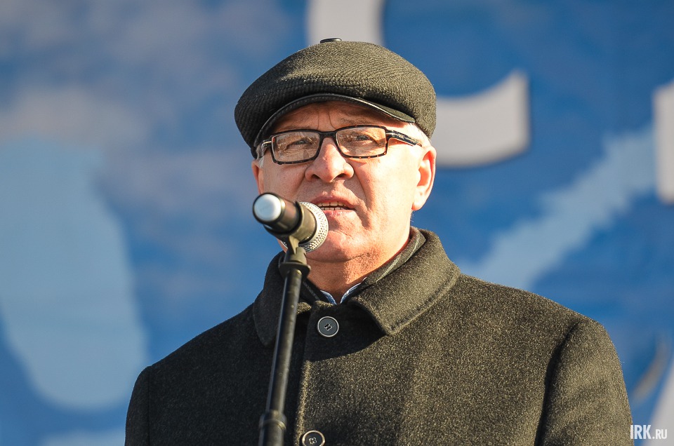 С поздравлениями к участникам праздничного мероприятия обратился председатель законодательного собрания Иркутской области Сергей Брилка.