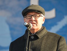 С поздравлениями к участникам праздничного мероприятия обратился председатель законодательного собрания Иркутской области Сергей Брилка.