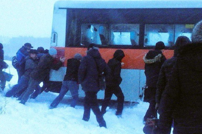 Люди толкают автобус в поселке Маркова. Фото из группы ДТП 38RUS «ВКонтакте»