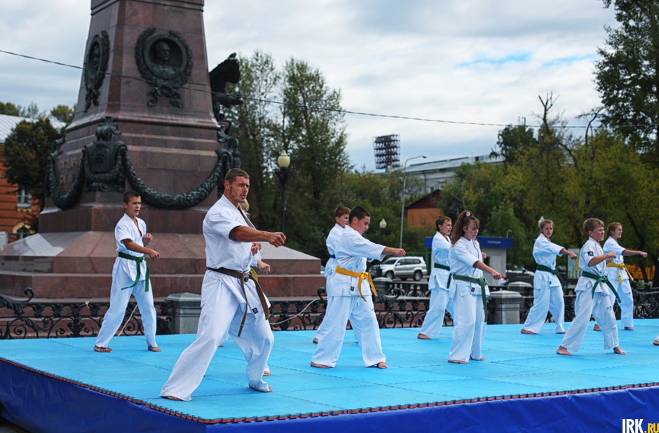 Помимо боев, проходили показательные выступления спортивных федераций