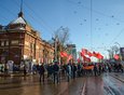 По завершению митинга участники выстроились в колонну и прошли шествием по улице Ленина до мемориала «Вечный огонь славы».