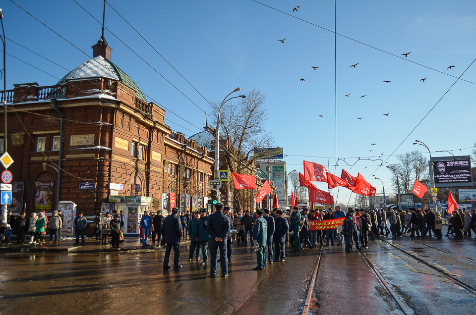 По завершению митинга участники выстроились в колонну и прошли шествием по улице Ленина до мемориала «Вечный огонь славы».