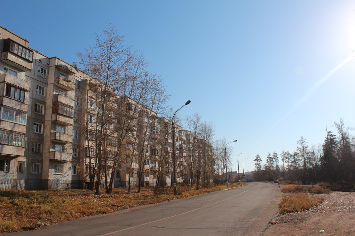 Квартиры в домах через дорогу от нового здания бюро упали в цене