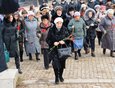 Полицейские и родственники погибших возложили к подножию обелиска живые цветы и почтили их память минутой молчания.