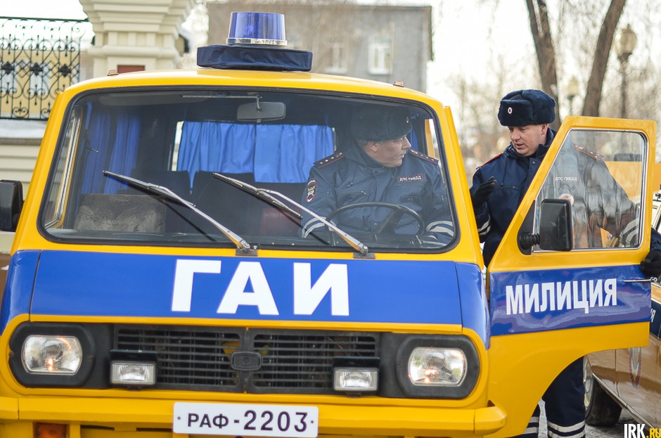 В честь Дня сотрудников органов внутренних дел в Иркутске состоялся символичный автопробег, участниками которого стали ретро-автомобили, бережно восстановленные силами полицейских и мастеров-умельцев.