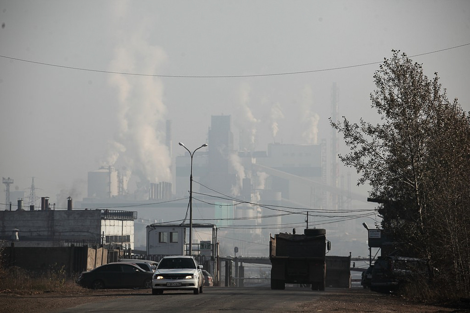 По мнению специалистов мэрии, более 250 дней в году возникают неблагоприятные условия для рассеивания выбросов в атмосфере.