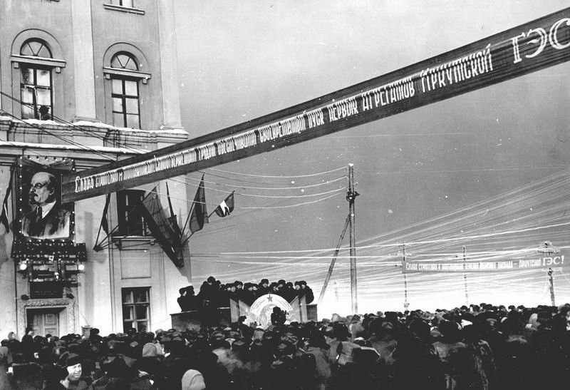 Митинг посвященной запуску первого энергоблока ГЭС в 1956 г.