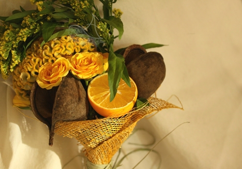 Роза кустовая, целозия, солидаго, скорлупа ореха Будды, апельсины, шпажки, проволока, скотч-анкор, сетка, раффия Роза кустовая, целозия, солидаго, скорлупа ореха Будды, апельсины, шпажки, проволока, скотч-анкор, сетка, раффия