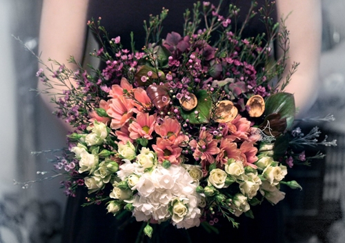 Гортензия, хризантема кустовая, роза кустовая, антуриум, хамелациум, скорлупа грецкого ореха Гортензия, хризантема кустовая, роза кустовая, антуриум, хамелациум, скорлупа грецкого ореха