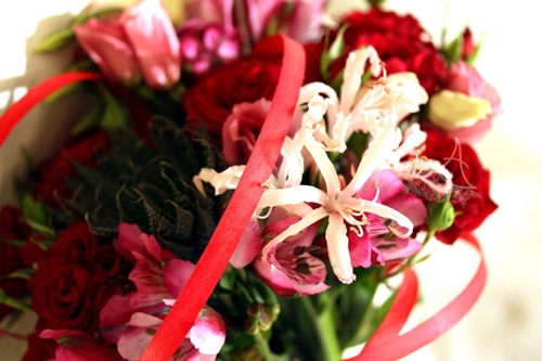 Роза кустовая, альстромерия, эустома, нерине, хавортия, ротанг, раффия Роза кустовая, альстромерия, эустома, нерине, хавортия, ротанг, раффия