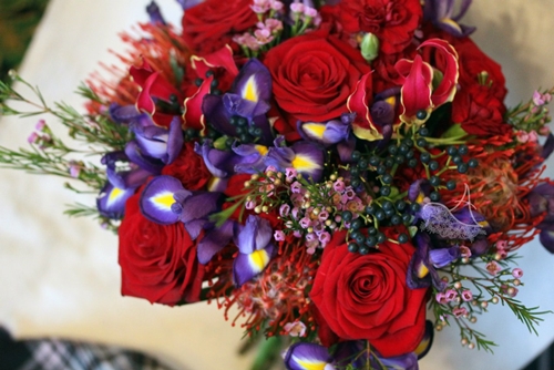 Роза, леукоспермум, ирис, хамелациум, вибурнум, глориоза, гвоздика кустовая, раффия Роза, леукоспермум, ирис, хамелациум, вибурнум, глориоза, гвоздика кустовая, раффия